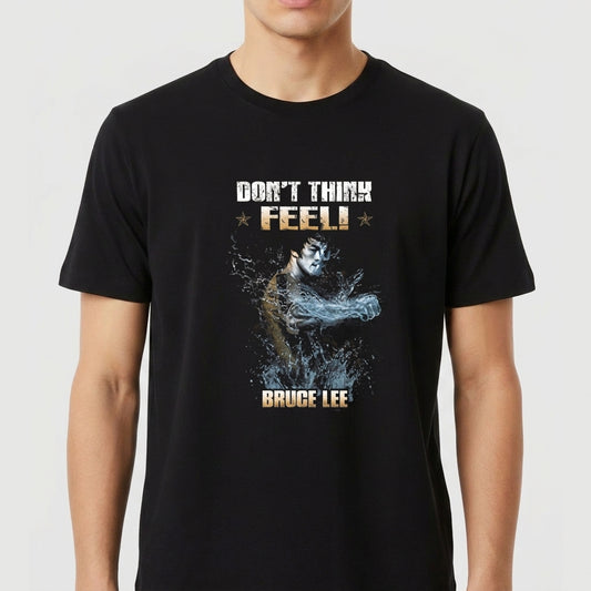 Camiseta com estampa frontal de um lutador em pose de ação rodeado por respingos de água, com frases "DON'T THINK, FEEL!" e "BRUCE LEE" em destaque.
