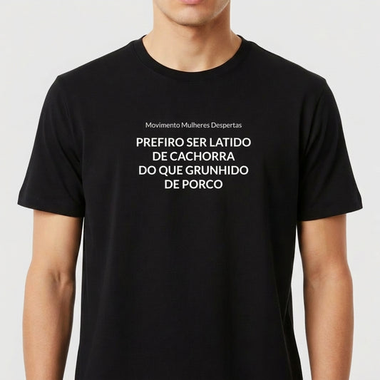 "PREFIRO SER LATIDO DE CACHORRA, DO QUE GRUNHIDO DE PORCO." Camiseta Premium Unissex