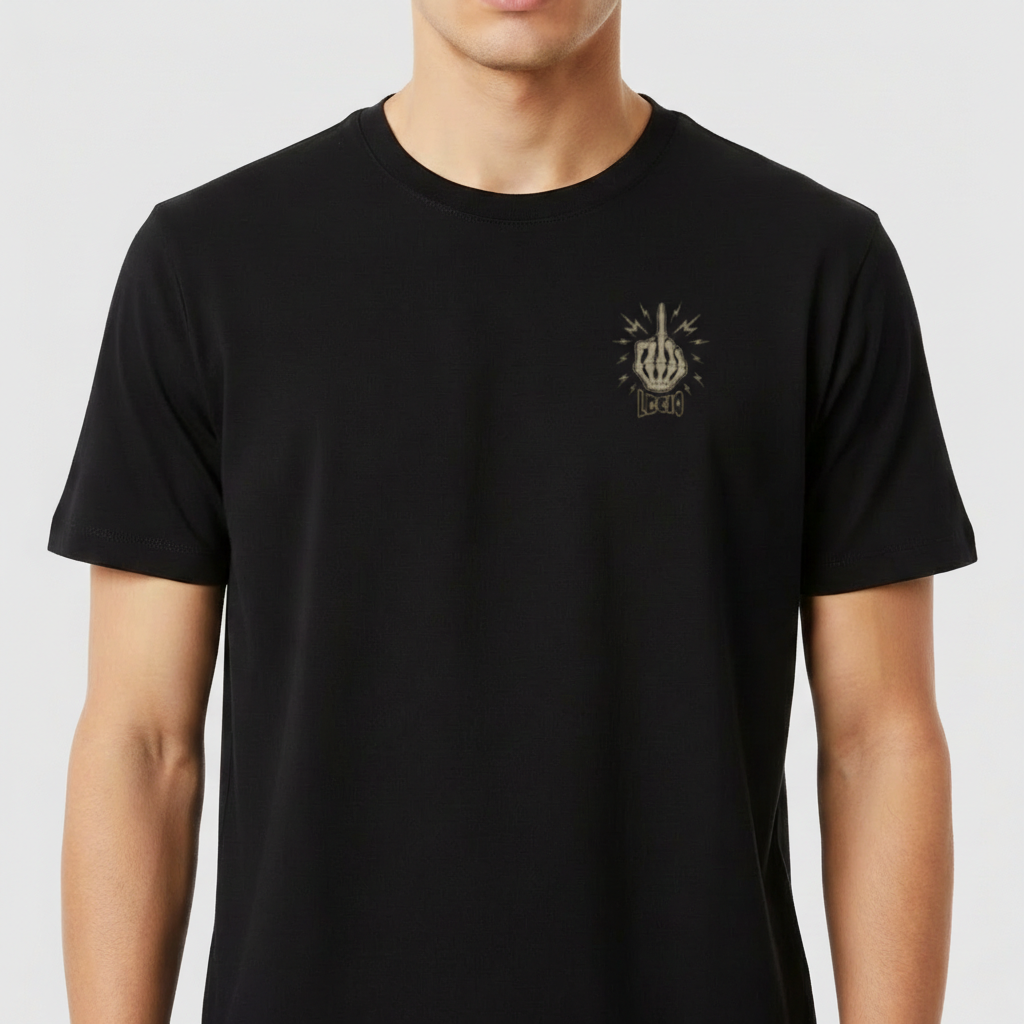 Camiseta com estampa frontal de mão esquelética com sinais e estampa traseira de esqueleto segurando arma dentro de losango estilizado.