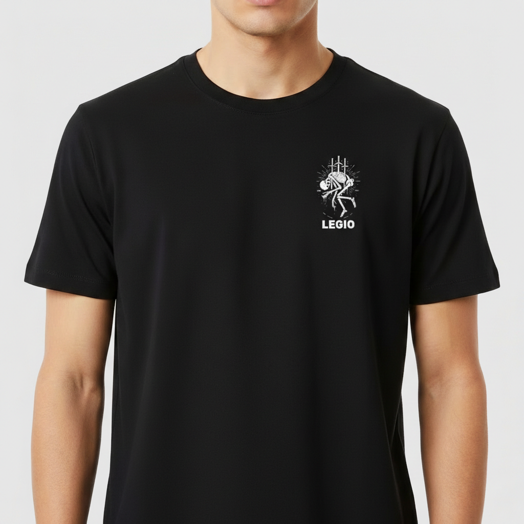 Camiseta com estampa frontal de esqueleto com espadas e a palavra "LEGIO", e estampa traseira com esqueleto similar e frase "VIVA POR ALGO OU MORRA POR NADA".