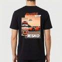 Camiseta com estampa traseira de carros esportivos em movimento, com o texto "Koenigsegg Jesko", imagens e estilo gráfico inspirado em pôsteres.