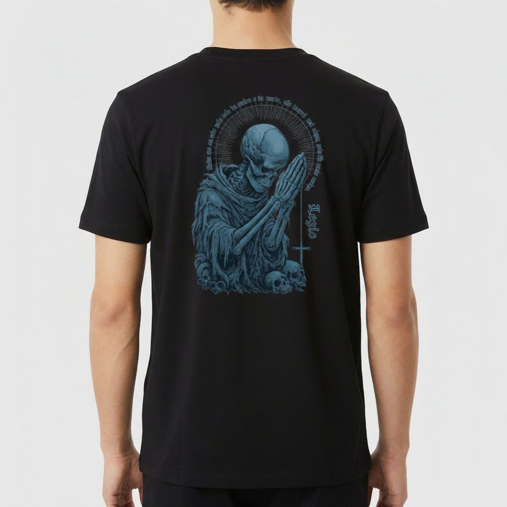 Camiseta com estampa frontal de cruz detalhada e escrito "Legio", e estampa traseira com esqueleto orando rodeado de caveiras e detalhes circulares.