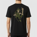 Camiseta com estampa frontal de mão esquelética com sinais e estampa traseira de esqueleto segurando arma dentro de losango estilizado.